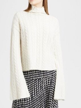 Theory Horseshoe Cable Knit Turtleneck Cashmere Sweater in Ivory. Women’s Small